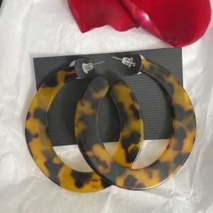 𝐍𝐄𝐖! 🔥Resin Tortoise hoop earrings!